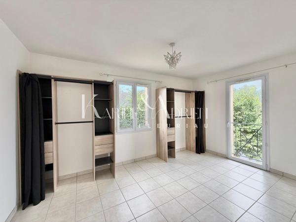 Villa avec vie de plain-pied, jardin et double garage