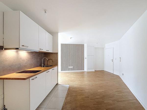 MONTREUIL, RESIDENCE RECENTE, 7 MIN DU METRO, BEAU STUDIO AU CALME SUR COUR AVEC TERRASSE ET JARDIN PRIVATIF. UNE CAVE EN SOUS-SOL