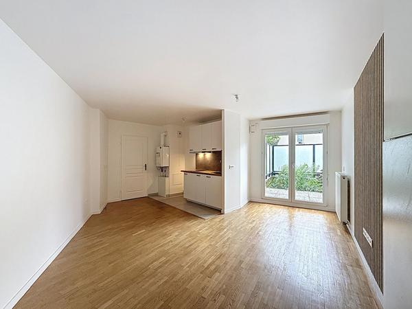 MONTREUIL, RESIDENCE RECENTE, 7 MIN DU METRO, BEAU STUDIO AU CALME SUR COUR AVEC TERRASSE ET JARDIN PRIVATIF. UNE CAVE EN SOUS-SOL