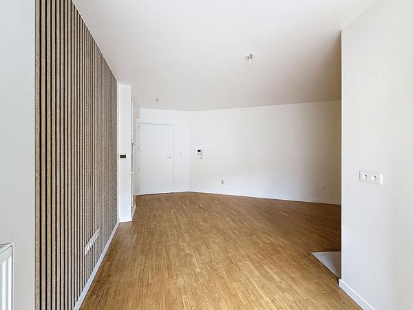 MONTREUIL, RESIDENCE RECENTE, 7 MIN DU METRO, BEAU STUDIO AU CALME SUR COUR AVEC TERRASSE ET JARDIN PRIVATIF. UNE CAVE EN SOUS-SOL
