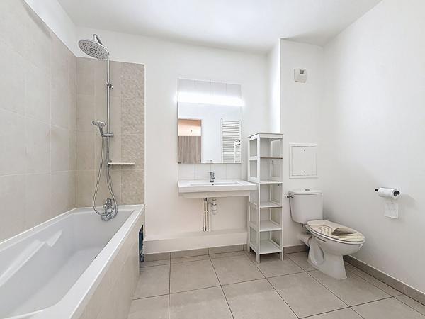 MONTREUIL, RESIDENCE RECENTE, 7 MIN DU METRO, BEAU STUDIO AU CALME SUR COUR AVEC TERRASSE ET JARDIN PRIVATIF. UNE CAVE EN SOUS-SOL