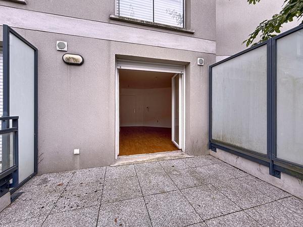 MONTREUIL, RESIDENCE RECENTE, 7 MIN DU METRO, BEAU STUDIO AU CALME SUR COUR AVEC TERRASSE ET JARDIN PRIVATIF. UNE CAVE EN SOUS-SOL