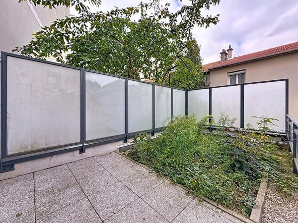 MONTREUIL, RESIDENCE RECENTE, 7 MIN DU METRO, BEAU STUDIO AU CALME SUR COUR AVEC TERRASSE ET JARDIN PRIVATIF. UNE CAVE EN SOUS-SOL