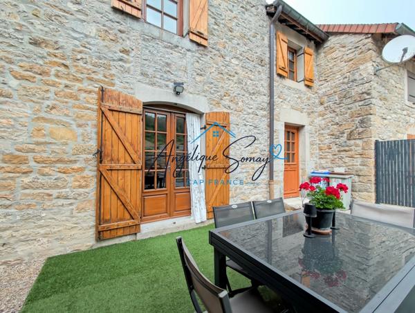 BAUME-LES-MESSIEURS – Maison mitoyenne en pierre rénovée, 5 chambres et cour arrière