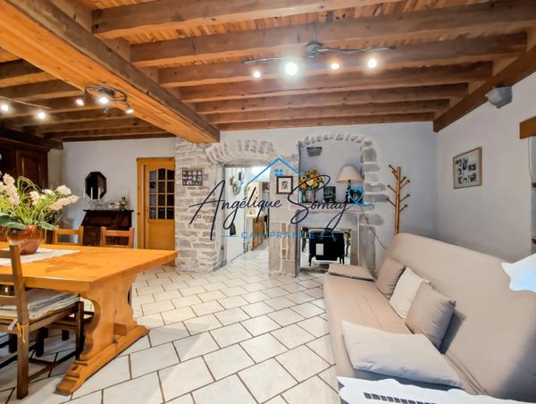 BAUME-LES-MESSIEURS – Maison mitoyenne en pierre rénovée, 5 chambres et cour arrière