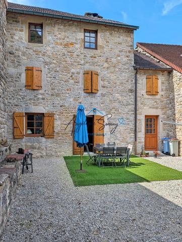 BAUME-LES-MESSIEURS – Maison mitoyenne en pierre rénovée, 5 chambres et cour arrière