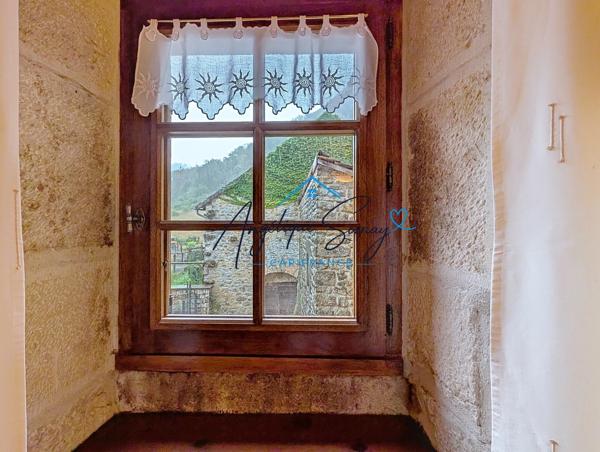 BAUME-LES-MESSIEURS – Maison mitoyenne en pierre rénovée, 5 chambres et cour arrière