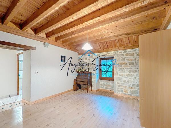 BAUME-LES-MESSIEURS – Maison mitoyenne en pierre rénovée, 5 chambres et cour arrière