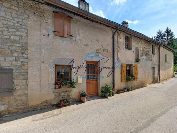 BAUME-LES-MESSIEURS – Maison mitoyenne en pierre rénovée, 5 chambres et cour arrière