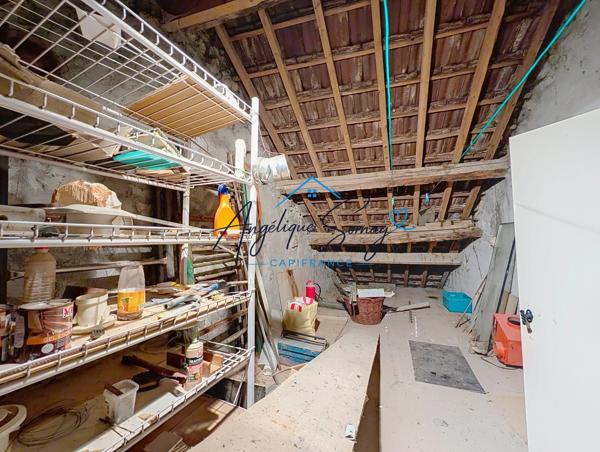 BAUME-LES-MESSIEURS – Maison mitoyenne en pierre rénovée, 5 chambres et cour arrière