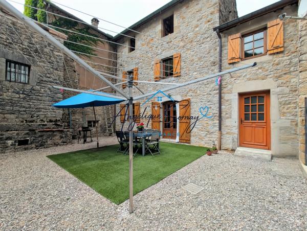 BAUME-LES-MESSIEURS – Maison mitoyenne en pierre rénovée, 5 chambres et cour arrière