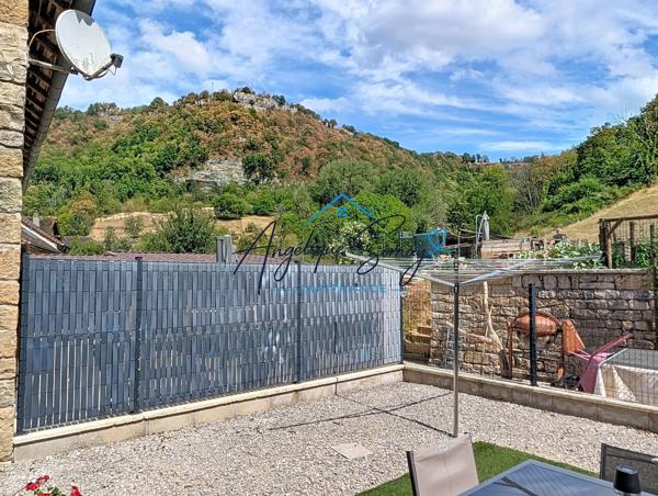 BAUME-LES-MESSIEURS – Maison mitoyenne en pierre rénovée, 5 chambres et cour arrière