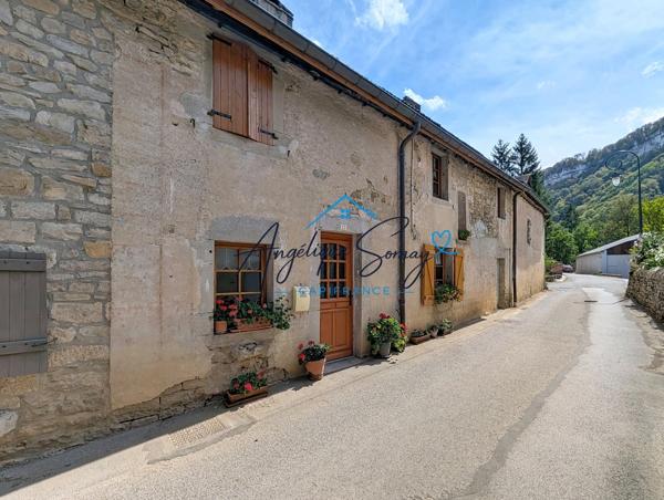 BAUME-LES-MESSIEURS – Maison mitoyenne en pierre rénovée, 5 chambres et cour arrière