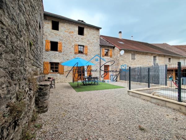 BAUME-LES-MESSIEURS – Maison mitoyenne en pierre rénovée, 5 chambres et cour arrière