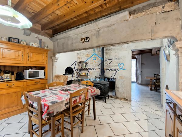 BAUME-LES-MESSIEURS – Maison mitoyenne en pierre rénovée, 5 chambres et cour arrière