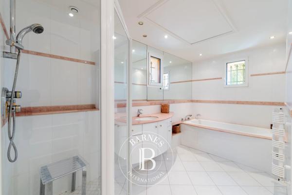 Biot, Villa 5 Chambres -  227 m² à vendre