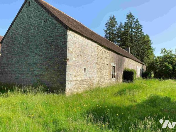 LES ROTOURS, ancien corps de ferme sur 8 000 m² de terrain