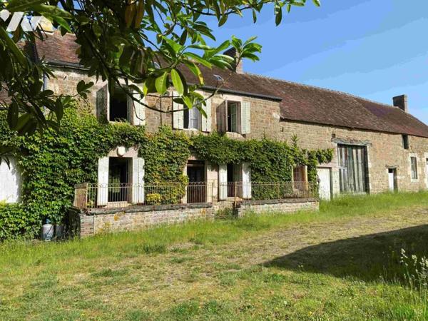 LES ROTOURS, ancien corps de ferme sur 8 000 m² de terrain