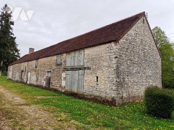 LES ROTOURS, ancien corps de ferme sur 8 000 m² de terrain