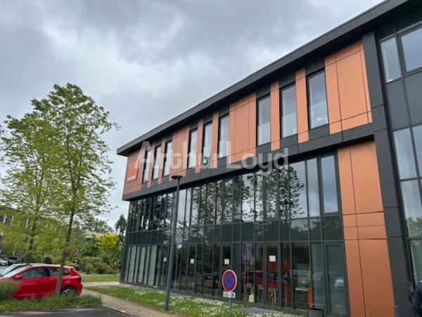 Bureaux à louer à Lesquin dans immeuble neuf avec parkings