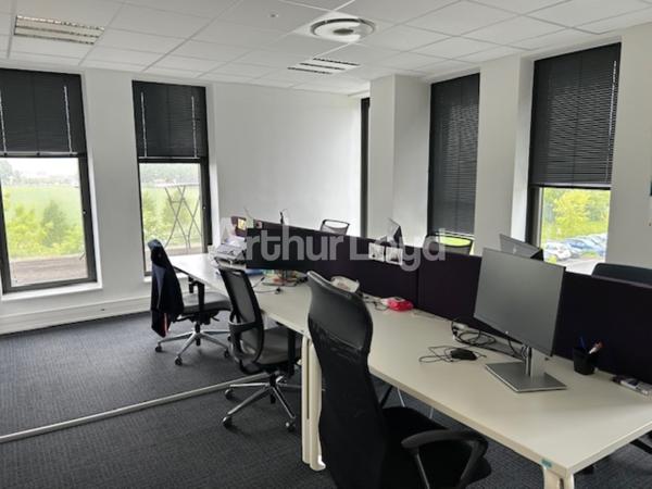 Bureaux à louer à Lesquin dans immeuble neuf avec parkings