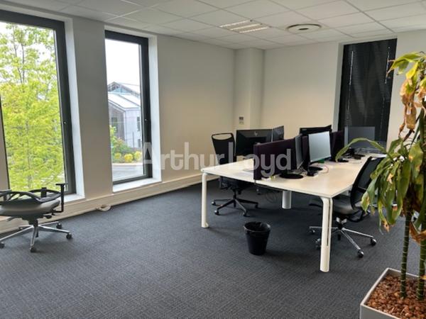 Bureaux à louer à Lesquin dans immeuble neuf avec parkings