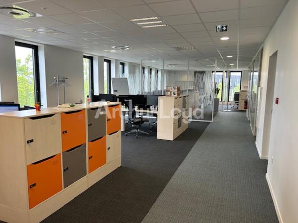 Bureaux à louer à Lesquin dans immeuble neuf avec parkings