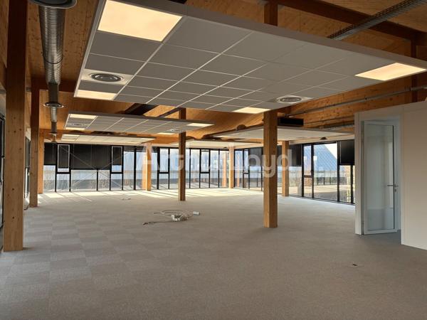 Bureau à louer Villeneuve-d'Ascq terrasses et desserte transports en commun