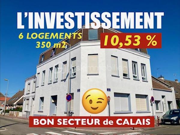 Cet IMMEUBLE est situé à CALAIS ( 62100 ) dans le quartier prisé du PETIT COURGAIN

Il est composé de 6 LOTS avec CAVETTES INDIVIDUELLES, et il vous assure des REVENUS STABLES.

Construit vers 1930, il est à proximité du CENTRE-VILLE, de la GARE, des COMMERCES, des ECOLES, de l'UNIVERSITE, du PORT, de la MAIRIE et des AXES RAPIDES ROCADE et A16. 
Le BUS est GRATUIT dans toute la ville et vers l'UNIVERSITE !

SA CONFIGURATION ACTUELLE :
- HALL avec descente vers les CAVETTES INDIVIDUELLES, une cave pour les compteurs et l'assainissement, un local poubelles.
- RDC :  1 APPARTEMENT T2 ( 44 m2 ) loué en NU + 1 APPARTEMENT T3 ( 62 m2 ) loué en courte durée.
- ETAGE 1 : 1 APPARTEMENT T2  ( 40 m2 ) loué en location de courte durée + 1 APPARTEMENT T4 ( 61 m2 ) loué en Colocation étudiante + courte durée.
- ETAGE 2 : 1 APPARTEMENT T2 ( 40 m2 ) loué en NU depuis plus de 20 ans + 1 APPARTEMENT T4 ( 61 m2 ) loué en Colocation étudiante + courte durée.

SES ASPECTS TECHNIQUES :
- Un HALL, CAGE D'ESCALIER BETON et BOIS, 6 CAVETTES INDIVIDUELLES, 1 CAVE TECHNIQUE, 1 LOCAL à POUBELLES
- Les MENUISERIES sont PVC DV volets roulants
- 7 COMPTEURS D'ELECTRICITE ( 6 pour les logements et 1 pour les communs ).
- 6 COMPTEURS D'EAU.
- Le CHAUFFAGE est individuel et électrique ( inertie )
- L'ASSAINISSEMENT TOUT à L'EGOUT est CONFORME.
- L'EAU CHAUDE est généré par des ballons électriques individuels.
- TOITURE EN BON ETAT
- L'ENSEMBLE DES APPARTEMENTS SONT EN PARFAIT ETAT ( TOUT EST COMME NEUF ). 
- UN GRAND COMBLE EST ENCORE AMENAGEABLE ( env. 50 m2 )

LES NOTIONS ECONOMIQUES :
- L'immeuble est géré en direct, avec une conciergerie assurant les entrées/sorties et l'entretien.
- Les logements sont loués. 
- LOYERS NETS ANNUELS : 5080 + 5040 + 13500 + 14000 + 12960 + 12600 = 63180 ( 10,53 % brut revenus 2025 )
- CHARGES de GESTION et CONSOMMATIONS 5500 / an
- TAXE FONCIERE 4417 /an.
- Les locataires ( des colocations ) sont des ETUDIANTS de L'UNIVERSITE ( elle est à 500 mètres et compte 2800 élèves ) sur des sessions de formation longue 24 mois ( ils ont tous des GARANTS ou une assurance VISALE ). Pour le rdc et les vacances scolaires, il s'agit de personnes en déplacement professionnel ( Gros chantiers dans la région ), ou touristique ( CALAIS BEACH et son DRAGON ).
- Les locataires des logements " NU ", sont en place depuis de nombreuses années et souhaitent rester.

TOUT EST EN PLACE...QUE VOULEZ-VOUS DE PLUS ?

6 VIDEOS SONT DISPONIBLES par WhatsApp !

Comme vous êtes un INVESTISSEUR DYNAMIQUE et que vous aimez les BONNES AFFAIRES...JE SAIS QUE VOUS ALLEZ M'APPELER !
Gilles O6 3O 89 OO O8

Je vous invite à visiter mon site : BSK gilles fourrier, à consommer sans modération.
Pour nos investisseurs qualifiés, nous sommes en recherche de biens immobiliers locatifs à Vendre sur l'ensemble du Littoral.
N'hésitez pas à nous demander une ESTIMATION de VOTRE IMMEUBLE...ELLE VOUS SERA OFFERTE !
Je suis à votre disposition,  pour vous présenter la qualité et la puissance de nos actions commerciales,  qui transforment nos VENTES,  en de très BELLES REUSSITES
IMMOBILIERES