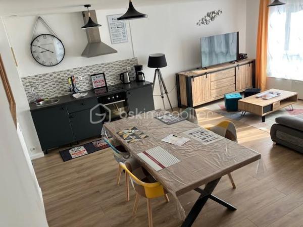Cet IMMEUBLE est situé à CALAIS ( 62100 ) dans le quartier prisé du PETIT COURGAIN

Il est composé de 6 LOTS avec CAVETTES INDIVIDUELLES, et il vous assure des REVENUS STABLES.

Construit vers 1930, il est à proximité du CENTRE-VILLE, de la GARE, des COMMERCES, des ECOLES, de l'UNIVERSITE, du PORT, de la MAIRIE et des AXES RAPIDES ROCADE et A16. 
Le BUS est GRATUIT dans toute la ville et vers l'UNIVERSITE !

SA CONFIGURATION ACTUELLE :
- HALL avec descente vers les CAVETTES INDIVIDUELLES, une cave pour les compteurs et l'assainissement, un local poubelles.
- RDC :  1 APPARTEMENT T2 ( 44 m2 ) loué en NU + 1 APPARTEMENT T3 ( 62 m2 ) loué en courte durée.
- ETAGE 1 : 1 APPARTEMENT T2  ( 40 m2 ) loué en location de courte durée + 1 APPARTEMENT T4 ( 61 m2 ) loué en Colocation étudiante + courte durée.
- ETAGE 2 : 1 APPARTEMENT T2 ( 40 m2 ) loué en NU depuis plus de 20 ans + 1 APPARTEMENT T4 ( 61 m2 ) loué en Colocation étudiante + courte durée.

SES ASPECTS TECHNIQUES :
- Un HALL, CAGE D'ESCALIER BETON et BOIS, 6 CAVETTES INDIVIDUELLES, 1 CAVE TECHNIQUE, 1 LOCAL à POUBELLES
- Les MENUISERIES sont PVC DV volets roulants
- 7 COMPTEURS D'ELECTRICITE ( 6 pour les logements et 1 pour les communs ).
- 6 COMPTEURS D'EAU.
- Le CHAUFFAGE est individuel et électrique ( inertie )
- L'ASSAINISSEMENT TOUT à L'EGOUT est CONFORME.
- L'EAU CHAUDE est généré par des ballons électriques individuels.
- TOITURE EN BON ETAT
- L'ENSEMBLE DES APPARTEMENTS SONT EN PARFAIT ETAT ( TOUT EST COMME NEUF ). 
- UN GRAND COMBLE EST ENCORE AMENAGEABLE ( env. 50 m2 )

LES NOTIONS ECONOMIQUES :
- L'immeuble est géré en direct, avec une conciergerie assurant les entrées/sorties et l'entretien.
- Les logements sont loués. 
- LOYERS NETS ANNUELS : 5080 + 5040 + 13500 + 14000 + 12960 + 12600 = 63180 ( 10,53 % brut revenus 2025 )
- CHARGES de GESTION et CONSOMMATIONS 5500 / an
- TAXE FONCIERE 4417 /an.
- Les locataires ( des colocations ) sont des ETUDIANTS de L'UNIVERSITE ( elle est à 500 mètres et compte 2800 élèves ) sur des sessions de formation longue 24 mois ( ils ont tous des GARANTS ou une assurance VISALE ). Pour le rdc et les vacances scolaires, il s'agit de personnes en déplacement professionnel ( Gros chantiers dans la région ), ou touristique ( CALAIS BEACH et son DRAGON ).
- Les locataires des logements " NU ", sont en place depuis de nombreuses années et souhaitent rester.

TOUT EST EN PLACE...QUE VOULEZ-VOUS DE PLUS ?

6 VIDEOS SONT DISPONIBLES par WhatsApp !

Comme vous êtes un INVESTISSEUR DYNAMIQUE et que vous aimez les BONNES AFFAIRES...JE SAIS QUE VOUS ALLEZ M'APPELER !
Gilles O6 3O 89 OO O8

Je vous invite à visiter mon site : BSK gilles fourrier, à consommer sans modération.
Pour nos investisseurs qualifiés, nous sommes en recherche de biens immobiliers locatifs à Vendre sur l'ensemble du Littoral.
N'hésitez pas à nous demander une ESTIMATION de VOTRE IMMEUBLE...ELLE VOUS SERA OFFERTE !
Je suis à votre disposition,  pour vous présenter la qualité et la puissance de nos actions commerciales,  qui transforment nos VENTES,  en de très BELLES REUSSITES
IMMOBILIERES
