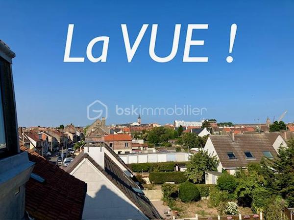 Cet IMMEUBLE est situé à CALAIS ( 62100 ) dans le quartier prisé du PETIT COURGAIN

Il est composé de 6 LOTS avec CAVETTES INDIVIDUELLES, et il vous assure des REVENUS STABLES.

Construit vers 1930, il est à proximité du CENTRE-VILLE, de la GARE, des COMMERCES, des ECOLES, de l'UNIVERSITE, du PORT, de la MAIRIE et des AXES RAPIDES ROCADE et A16. 
Le BUS est GRATUIT dans toute la ville et vers l'UNIVERSITE !

SA CONFIGURATION ACTUELLE :
- HALL avec descente vers les CAVETTES INDIVIDUELLES, une cave pour les compteurs et l'assainissement, un local poubelles.
- RDC :  1 APPARTEMENT T2 ( 44 m2 ) loué en NU + 1 APPARTEMENT T3 ( 62 m2 ) loué en courte durée.
- ETAGE 1 : 1 APPARTEMENT T2  ( 40 m2 ) loué en location de courte durée + 1 APPARTEMENT T4 ( 61 m2 ) loué en Colocation étudiante + courte durée.
- ETAGE 2 : 1 APPARTEMENT T2 ( 40 m2 ) loué en NU depuis plus de 20 ans + 1 APPARTEMENT T4 ( 61 m2 ) loué en Colocation étudiante + courte durée.

SES ASPECTS TECHNIQUES :
- Un HALL, CAGE D'ESCALIER BETON et BOIS, 6 CAVETTES INDIVIDUELLES, 1 CAVE TECHNIQUE, 1 LOCAL à POUBELLES
- Les MENUISERIES sont PVC DV volets roulants
- 7 COMPTEURS D'ELECTRICITE ( 6 pour les logements et 1 pour les communs ).
- 6 COMPTEURS D'EAU.
- Le CHAUFFAGE est individuel et électrique ( inertie )
- L'ASSAINISSEMENT TOUT à L'EGOUT est CONFORME.
- L'EAU CHAUDE est généré par des ballons électriques individuels.
- TOITURE EN BON ETAT
- L'ENSEMBLE DES APPARTEMENTS SONT EN PARFAIT ETAT ( TOUT EST COMME NEUF ). 
- UN GRAND COMBLE EST ENCORE AMENAGEABLE ( env. 50 m2 )

LES NOTIONS ECONOMIQUES :
- L'immeuble est géré en direct, avec une conciergerie assurant les entrées/sorties et l'entretien.
- Les logements sont loués. 
- LOYERS NETS ANNUELS : 5080 + 5040 + 13500 + 14000 + 12960 + 12600 = 63180 ( 10,53 % brut revenus 2025 )
- CHARGES de GESTION et CONSOMMATIONS 5500 / an
- TAXE FONCIERE 4417 /an.
- Les locataires ( des colocations ) sont des ETUDIANTS de L'UNIVERSITE ( elle est à 500 mètres et compte 2800 élèves ) sur des sessions de formation longue 24 mois ( ils ont tous des GARANTS ou une assurance VISALE ). Pour le rdc et les vacances scolaires, il s'agit de personnes en déplacement professionnel ( Gros chantiers dans la région ), ou touristique ( CALAIS BEACH et son DRAGON ).
- Les locataires des logements " NU ", sont en place depuis de nombreuses années et souhaitent rester.

TOUT EST EN PLACE...QUE VOULEZ-VOUS DE PLUS ?

6 VIDEOS SONT DISPONIBLES par WhatsApp !

Comme vous êtes un INVESTISSEUR DYNAMIQUE et que vous aimez les BONNES AFFAIRES...JE SAIS QUE VOUS ALLEZ M'APPELER !
Gilles O6 3O 89 OO O8

Je vous invite à visiter mon site : BSK gilles fourrier, à consommer sans modération.
Pour nos investisseurs qualifiés, nous sommes en recherche de biens immobiliers locatifs à Vendre sur l'ensemble du Littoral.
N'hésitez pas à nous demander une ESTIMATION de VOTRE IMMEUBLE...ELLE VOUS SERA OFFERTE !
Je suis à votre disposition,  pour vous présenter la qualité et la puissance de nos actions commerciales,  qui transforment nos VENTES,  en de très BELLES REUSSITES
IMMOBILIERES