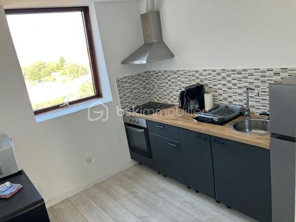 Cet IMMEUBLE est situé à CALAIS ( 62100 ) dans le quartier prisé du PETIT COURGAIN

Il est composé de 6 LOTS avec CAVETTES INDIVIDUELLES, et il vous assure des REVENUS STABLES.

Construit vers 1930, il est à proximité du CENTRE-VILLE, de la GARE, des COMMERCES, des ECOLES, de l'UNIVERSITE, du PORT, de la MAIRIE et des AXES RAPIDES ROCADE et A16. 
Le BUS est GRATUIT dans toute la ville et vers l'UNIVERSITE !

SA CONFIGURATION ACTUELLE :
- HALL avec descente vers les CAVETTES INDIVIDUELLES, une cave pour les compteurs et l'assainissement, un local poubelles.
- RDC :  1 APPARTEMENT T2 ( 44 m2 ) loué en NU + 1 APPARTEMENT T3 ( 62 m2 ) loué en courte durée.
- ETAGE 1 : 1 APPARTEMENT T2  ( 40 m2 ) loué en location de courte durée + 1 APPARTEMENT T4 ( 61 m2 ) loué en Colocation étudiante + courte durée.
- ETAGE 2 : 1 APPARTEMENT T2 ( 40 m2 ) loué en NU depuis plus de 20 ans + 1 APPARTEMENT T4 ( 61 m2 ) loué en Colocation étudiante + courte durée.

SES ASPECTS TECHNIQUES :
- Un HALL, CAGE D'ESCALIER BETON et BOIS, 6 CAVETTES INDIVIDUELLES, 1 CAVE TECHNIQUE, 1 LOCAL à POUBELLES
- Les MENUISERIES sont PVC DV volets roulants
- 7 COMPTEURS D'ELECTRICITE ( 6 pour les logements et 1 pour les communs ).
- 6 COMPTEURS D'EAU.
- Le CHAUFFAGE est individuel et électrique ( inertie )
- L'ASSAINISSEMENT TOUT à L'EGOUT est CONFORME.
- L'EAU CHAUDE est généré par des ballons électriques individuels.
- TOITURE EN BON ETAT
- L'ENSEMBLE DES APPARTEMENTS SONT EN PARFAIT ETAT ( TOUT EST COMME NEUF ). 
- UN GRAND COMBLE EST ENCORE AMENAGEABLE ( env. 50 m2 )

LES NOTIONS ECONOMIQUES :
- L'immeuble est géré en direct, avec une conciergerie assurant les entrées/sorties et l'entretien.
- Les logements sont loués. 
- LOYERS NETS ANNUELS : 5080 + 5040 + 13500 + 14000 + 12960 + 12600 = 63180 ( 10,53 % brut revenus 2025 )
- CHARGES de GESTION et CONSOMMATIONS 5500 / an
- TAXE FONCIERE 4417 /an.
- Les locataires ( des colocations ) sont des ETUDIANTS de L'UNIVERSITE ( elle est à 500 mètres et compte 2800 élèves ) sur des sessions de formation longue 24 mois ( ils ont tous des GARANTS ou une assurance VISALE ). Pour le rdc et les vacances scolaires, il s'agit de personnes en déplacement professionnel ( Gros chantiers dans la région ), ou touristique ( CALAIS BEACH et son DRAGON ).
- Les locataires des logements " NU ", sont en place depuis de nombreuses années et souhaitent rester.

TOUT EST EN PLACE...QUE VOULEZ-VOUS DE PLUS ?

6 VIDEOS SONT DISPONIBLES par WhatsApp !

Comme vous êtes un INVESTISSEUR DYNAMIQUE et que vous aimez les BONNES AFFAIRES...JE SAIS QUE VOUS ALLEZ M'APPELER !
Gilles O6 3O 89 OO O8

Je vous invite à visiter mon site : BSK gilles fourrier, à consommer sans modération.
Pour nos investisseurs qualifiés, nous sommes en recherche de biens immobiliers locatifs à Vendre sur l'ensemble du Littoral.
N'hésitez pas à nous demander une ESTIMATION de VOTRE IMMEUBLE...ELLE VOUS SERA OFFERTE !
Je suis à votre disposition,  pour vous présenter la qualité et la puissance de nos actions commerciales,  qui transforment nos VENTES,  en de très BELLES REUSSITES
IMMOBILIERES