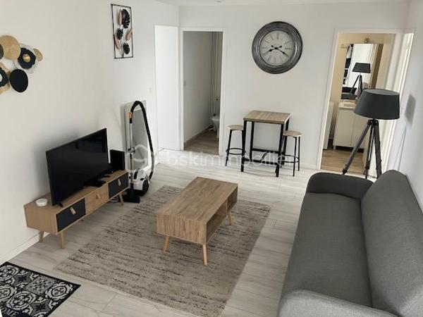 Cet IMMEUBLE est situé à CALAIS ( 62100 ) dans le quartier prisé du PETIT COURGAIN

Il est composé de 6 LOTS avec CAVETTES INDIVIDUELLES, et il vous assure des REVENUS STABLES.

Construit vers 1930, il est à proximité du CENTRE-VILLE, de la GARE, des COMMERCES, des ECOLES, de l'UNIVERSITE, du PORT, de la MAIRIE et des AXES RAPIDES ROCADE et A16. 
Le BUS est GRATUIT dans toute la ville et vers l'UNIVERSITE !

SA CONFIGURATION ACTUELLE :
- HALL avec descente vers les CAVETTES INDIVIDUELLES, une cave pour les compteurs et l'assainissement, un local poubelles.
- RDC :  1 APPARTEMENT T2 ( 44 m2 ) loué en NU + 1 APPARTEMENT T3 ( 62 m2 ) loué en courte durée.
- ETAGE 1 : 1 APPARTEMENT T2  ( 40 m2 ) loué en location de courte durée + 1 APPARTEMENT T4 ( 61 m2 ) loué en Colocation étudiante + courte durée.
- ETAGE 2 : 1 APPARTEMENT T2 ( 40 m2 ) loué en NU depuis plus de 20 ans + 1 APPARTEMENT T4 ( 61 m2 ) loué en Colocation étudiante + courte durée.

SES ASPECTS TECHNIQUES :
- Un HALL, CAGE D'ESCALIER BETON et BOIS, 6 CAVETTES INDIVIDUELLES, 1 CAVE TECHNIQUE, 1 LOCAL à POUBELLES
- Les MENUISERIES sont PVC DV volets roulants
- 7 COMPTEURS D'ELECTRICITE ( 6 pour les logements et 1 pour les communs ).
- 6 COMPTEURS D'EAU.
- Le CHAUFFAGE est individuel et électrique ( inertie )
- L'ASSAINISSEMENT TOUT à L'EGOUT est CONFORME.
- L'EAU CHAUDE est généré par des ballons électriques individuels.
- TOITURE EN BON ETAT
- L'ENSEMBLE DES APPARTEMENTS SONT EN PARFAIT ETAT ( TOUT EST COMME NEUF ). 
- UN GRAND COMBLE EST ENCORE AMENAGEABLE ( env. 50 m2 )

LES NOTIONS ECONOMIQUES :
- L'immeuble est géré en direct, avec une conciergerie assurant les entrées/sorties et l'entretien.
- Les logements sont loués. 
- LOYERS NETS ANNUELS : 5080 + 5040 + 13500 + 14000 + 12960 + 12600 = 63180 ( 10,53 % brut revenus 2025 )
- CHARGES de GESTION et CONSOMMATIONS 5500 / an
- TAXE FONCIERE 4417 /an.
- Les locataires ( des colocations ) sont des ETUDIANTS de L'UNIVERSITE ( elle est à 500 mètres et compte 2800 élèves ) sur des sessions de formation longue 24 mois ( ils ont tous des GARANTS ou une assurance VISALE ). Pour le rdc et les vacances scolaires, il s'agit de personnes en déplacement professionnel ( Gros chantiers dans la région ), ou touristique ( CALAIS BEACH et son DRAGON ).
- Les locataires des logements " NU ", sont en place depuis de nombreuses années et souhaitent rester.

TOUT EST EN PLACE...QUE VOULEZ-VOUS DE PLUS ?

6 VIDEOS SONT DISPONIBLES par WhatsApp !

Comme vous êtes un INVESTISSEUR DYNAMIQUE et que vous aimez les BONNES AFFAIRES...JE SAIS QUE VOUS ALLEZ M'APPELER !
Gilles O6 3O 89 OO O8

Je vous invite à visiter mon site : BSK gilles fourrier, à consommer sans modération.
Pour nos investisseurs qualifiés, nous sommes en recherche de biens immobiliers locatifs à Vendre sur l'ensemble du Littoral.
N'hésitez pas à nous demander une ESTIMATION de VOTRE IMMEUBLE...ELLE VOUS SERA OFFERTE !
Je suis à votre disposition,  pour vous présenter la qualité et la puissance de nos actions commerciales,  qui transforment nos VENTES,  en de très BELLES REUSSITES
IMMOBILIERES