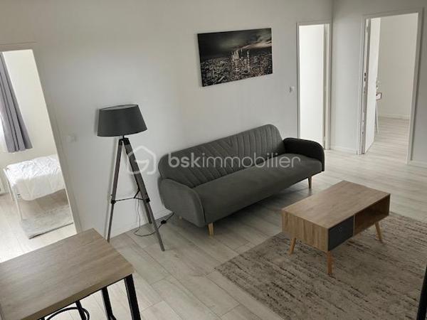 Cet IMMEUBLE est situé à CALAIS ( 62100 ) dans le quartier prisé du PETIT COURGAIN

Il est composé de 6 LOTS avec CAVETTES INDIVIDUELLES, et il vous assure des REVENUS STABLES.

Construit vers 1930, il est à proximité du CENTRE-VILLE, de la GARE, des COMMERCES, des ECOLES, de l'UNIVERSITE, du PORT, de la MAIRIE et des AXES RAPIDES ROCADE et A16. 
Le BUS est GRATUIT dans toute la ville et vers l'UNIVERSITE !

SA CONFIGURATION ACTUELLE :
- HALL avec descente vers les CAVETTES INDIVIDUELLES, une cave pour les compteurs et l'assainissement, un local poubelles.
- RDC :  1 APPARTEMENT T2 ( 44 m2 ) loué en NU + 1 APPARTEMENT T3 ( 62 m2 ) loué en courte durée.
- ETAGE 1 : 1 APPARTEMENT T2  ( 40 m2 ) loué en location de courte durée + 1 APPARTEMENT T4 ( 61 m2 ) loué en Colocation étudiante + courte durée.
- ETAGE 2 : 1 APPARTEMENT T2 ( 40 m2 ) loué en NU depuis plus de 20 ans + 1 APPARTEMENT T4 ( 61 m2 ) loué en Colocation étudiante + courte durée.

SES ASPECTS TECHNIQUES :
- Un HALL, CAGE D'ESCALIER BETON et BOIS, 6 CAVETTES INDIVIDUELLES, 1 CAVE TECHNIQUE, 1 LOCAL à POUBELLES
- Les MENUISERIES sont PVC DV volets roulants
- 7 COMPTEURS D'ELECTRICITE ( 6 pour les logements et 1 pour les communs ).
- 6 COMPTEURS D'EAU.
- Le CHAUFFAGE est individuel et électrique ( inertie )
- L'ASSAINISSEMENT TOUT à L'EGOUT est CONFORME.
- L'EAU CHAUDE est généré par des ballons électriques individuels.
- TOITURE EN BON ETAT
- L'ENSEMBLE DES APPARTEMENTS SONT EN PARFAIT ETAT ( TOUT EST COMME NEUF ). 
- UN GRAND COMBLE EST ENCORE AMENAGEABLE ( env. 50 m2 )

LES NOTIONS ECONOMIQUES :
- L'immeuble est géré en direct, avec une conciergerie assurant les entrées/sorties et l'entretien.
- Les logements sont loués. 
- LOYERS NETS ANNUELS : 5080 + 5040 + 13500 + 14000 + 12960 + 12600 = 63180 ( 10,53 % brut revenus 2025 )
- CHARGES de GESTION et CONSOMMATIONS 5500 / an
- TAXE FONCIERE 4417 /an.
- Les locataires ( des colocations ) sont des ETUDIANTS de L'UNIVERSITE ( elle est à 500 mètres et compte 2800 élèves ) sur des sessions de formation longue 24 mois ( ils ont tous des GARANTS ou une assurance VISALE ). Pour le rdc et les vacances scolaires, il s'agit de personnes en déplacement professionnel ( Gros chantiers dans la région ), ou touristique ( CALAIS BEACH et son DRAGON ).
- Les locataires des logements " NU ", sont en place depuis de nombreuses années et souhaitent rester.

TOUT EST EN PLACE...QUE VOULEZ-VOUS DE PLUS ?

6 VIDEOS SONT DISPONIBLES par WhatsApp !

Comme vous êtes un INVESTISSEUR DYNAMIQUE et que vous aimez les BONNES AFFAIRES...JE SAIS QUE VOUS ALLEZ M'APPELER !
Gilles O6 3O 89 OO O8

Je vous invite à visiter mon site : BSK gilles fourrier, à consommer sans modération.
Pour nos investisseurs qualifiés, nous sommes en recherche de biens immobiliers locatifs à Vendre sur l'ensemble du Littoral.
N'hésitez pas à nous demander une ESTIMATION de VOTRE IMMEUBLE...ELLE VOUS SERA OFFERTE !
Je suis à votre disposition,  pour vous présenter la qualité et la puissance de nos actions commerciales,  qui transforment nos VENTES,  en de très BELLES REUSSITES
IMMOBILIERES