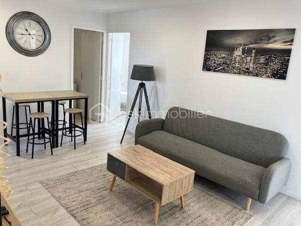 Cet IMMEUBLE est situé à CALAIS ( 62100 ) dans le quartier prisé du PETIT COURGAIN

Il est composé de 6 LOTS avec CAVETTES INDIVIDUELLES, et il vous assure des REVENUS STABLES.

Construit vers 1930, il est à proximité du CENTRE-VILLE, de la GARE, des COMMERCES, des ECOLES, de l'UNIVERSITE, du PORT, de la MAIRIE et des AXES RAPIDES ROCADE et A16. 
Le BUS est GRATUIT dans toute la ville et vers l'UNIVERSITE !

SA CONFIGURATION ACTUELLE :
- HALL avec descente vers les CAVETTES INDIVIDUELLES, une cave pour les compteurs et l'assainissement, un local poubelles.
- RDC :  1 APPARTEMENT T2 ( 44 m2 ) loué en NU + 1 APPARTEMENT T3 ( 62 m2 ) loué en courte durée.
- ETAGE 1 : 1 APPARTEMENT T2  ( 40 m2 ) loué en location de courte durée + 1 APPARTEMENT T4 ( 61 m2 ) loué en Colocation étudiante + courte durée.
- ETAGE 2 : 1 APPARTEMENT T2 ( 40 m2 ) loué en NU depuis plus de 20 ans + 1 APPARTEMENT T4 ( 61 m2 ) loué en Colocation étudiante + courte durée.

SES ASPECTS TECHNIQUES :
- Un HALL, CAGE D'ESCALIER BETON et BOIS, 6 CAVETTES INDIVIDUELLES, 1 CAVE TECHNIQUE, 1 LOCAL à POUBELLES
- Les MENUISERIES sont PVC DV volets roulants
- 7 COMPTEURS D'ELECTRICITE ( 6 pour les logements et 1 pour les communs ).
- 6 COMPTEURS D'EAU.
- Le CHAUFFAGE est individuel et électrique ( inertie )
- L'ASSAINISSEMENT TOUT à L'EGOUT est CONFORME.
- L'EAU CHAUDE est généré par des ballons électriques individuels.
- TOITURE EN BON ETAT
- L'ENSEMBLE DES APPARTEMENTS SONT EN PARFAIT ETAT ( TOUT EST COMME NEUF ). 
- UN GRAND COMBLE EST ENCORE AMENAGEABLE ( env. 50 m2 )

LES NOTIONS ECONOMIQUES :
- L'immeuble est géré en direct, avec une conciergerie assurant les entrées/sorties et l'entretien.
- Les logements sont loués. 
- LOYERS NETS ANNUELS : 5080 + 5040 + 13500 + 14000 + 12960 + 12600 = 63180 ( 10,53 % brut revenus 2025 )
- CHARGES de GESTION et CONSOMMATIONS 5500 / an
- TAXE FONCIERE 4417 /an.
- Les locataires ( des colocations ) sont des ETUDIANTS de L'UNIVERSITE ( elle est à 500 mètres et compte 2800 élèves ) sur des sessions de formation longue 24 mois ( ils ont tous des GARANTS ou une assurance VISALE ). Pour le rdc et les vacances scolaires, il s'agit de personnes en déplacement professionnel ( Gros chantiers dans la région ), ou touristique ( CALAIS BEACH et son DRAGON ).
- Les locataires des logements " NU ", sont en place depuis de nombreuses années et souhaitent rester.

TOUT EST EN PLACE...QUE VOULEZ-VOUS DE PLUS ?

6 VIDEOS SONT DISPONIBLES par WhatsApp !

Comme vous êtes un INVESTISSEUR DYNAMIQUE et que vous aimez les BONNES AFFAIRES...JE SAIS QUE VOUS ALLEZ M'APPELER !
Gilles O6 3O 89 OO O8

Je vous invite à visiter mon site : BSK gilles fourrier, à consommer sans modération.
Pour nos investisseurs qualifiés, nous sommes en recherche de biens immobiliers locatifs à Vendre sur l'ensemble du Littoral.
N'hésitez pas à nous demander une ESTIMATION de VOTRE IMMEUBLE...ELLE VOUS SERA OFFERTE !
Je suis à votre disposition,  pour vous présenter la qualité et la puissance de nos actions commerciales,  qui transforment nos VENTES,  en de très BELLES REUSSITES
IMMOBILIERES