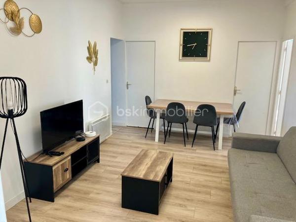 Cet IMMEUBLE est situé à CALAIS ( 62100 ) dans le quartier prisé du PETIT COURGAIN

Il est composé de 6 LOTS avec CAVETTES INDIVIDUELLES, et il vous assure des REVENUS STABLES.

Construit vers 1930, il est à proximité du CENTRE-VILLE, de la GARE, des COMMERCES, des ECOLES, de l'UNIVERSITE, du PORT, de la MAIRIE et des AXES RAPIDES ROCADE et A16. 
Le BUS est GRATUIT dans toute la ville et vers l'UNIVERSITE !

SA CONFIGURATION ACTUELLE :
- HALL avec descente vers les CAVETTES INDIVIDUELLES, une cave pour les compteurs et l'assainissement, un local poubelles.
- RDC :  1 APPARTEMENT T2 ( 44 m2 ) loué en NU + 1 APPARTEMENT T3 ( 62 m2 ) loué en courte durée.
- ETAGE 1 : 1 APPARTEMENT T2  ( 40 m2 ) loué en location de courte durée + 1 APPARTEMENT T4 ( 61 m2 ) loué en Colocation étudiante + courte durée.
- ETAGE 2 : 1 APPARTEMENT T2 ( 40 m2 ) loué en NU depuis plus de 20 ans + 1 APPARTEMENT T4 ( 61 m2 ) loué en Colocation étudiante + courte durée.

SES ASPECTS TECHNIQUES :
- Un HALL, CAGE D'ESCALIER BETON et BOIS, 6 CAVETTES INDIVIDUELLES, 1 CAVE TECHNIQUE, 1 LOCAL à POUBELLES
- Les MENUISERIES sont PVC DV volets roulants
- 7 COMPTEURS D'ELECTRICITE ( 6 pour les logements et 1 pour les communs ).
- 6 COMPTEURS D'EAU.
- Le CHAUFFAGE est individuel et électrique ( inertie )
- L'ASSAINISSEMENT TOUT à L'EGOUT est CONFORME.
- L'EAU CHAUDE est généré par des ballons électriques individuels.
- TOITURE EN BON ETAT
- L'ENSEMBLE DES APPARTEMENTS SONT EN PARFAIT ETAT ( TOUT EST COMME NEUF ). 
- UN GRAND COMBLE EST ENCORE AMENAGEABLE ( env. 50 m2 )

LES NOTIONS ECONOMIQUES :
- L'immeuble est géré en direct, avec une conciergerie assurant les entrées/sorties et l'entretien.
- Les logements sont loués. 
- LOYERS NETS ANNUELS : 5080 + 5040 + 13500 + 14000 + 12960 + 12600 = 63180 ( 10,53 % brut revenus 2025 )
- CHARGES de GESTION et CONSOMMATIONS 5500 / an
- TAXE FONCIERE 4417 /an.
- Les locataires ( des colocations ) sont des ETUDIANTS de L'UNIVERSITE ( elle est à 500 mètres et compte 2800 élèves ) sur des sessions de formation longue 24 mois ( ils ont tous des GARANTS ou une assurance VISALE ). Pour le rdc et les vacances scolaires, il s'agit de personnes en déplacement professionnel ( Gros chantiers dans la région ), ou touristique ( CALAIS BEACH et son DRAGON ).
- Les locataires des logements " NU ", sont en place depuis de nombreuses années et souhaitent rester.

TOUT EST EN PLACE...QUE VOULEZ-VOUS DE PLUS ?

6 VIDEOS SONT DISPONIBLES par WhatsApp !

Comme vous êtes un INVESTISSEUR DYNAMIQUE et que vous aimez les BONNES AFFAIRES...JE SAIS QUE VOUS ALLEZ M'APPELER !
Gilles O6 3O 89 OO O8

Je vous invite à visiter mon site : BSK gilles fourrier, à consommer sans modération.
Pour nos investisseurs qualifiés, nous sommes en recherche de biens immobiliers locatifs à Vendre sur l'ensemble du Littoral.
N'hésitez pas à nous demander une ESTIMATION de VOTRE IMMEUBLE...ELLE VOUS SERA OFFERTE !
Je suis à votre disposition,  pour vous présenter la qualité et la puissance de nos actions commerciales,  qui transforment nos VENTES,  en de très BELLES REUSSITES
IMMOBILIERES