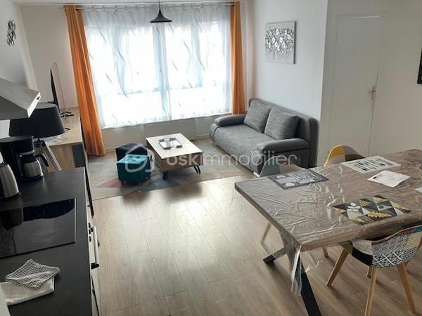 Cet IMMEUBLE est situé à CALAIS ( 62100 ) dans le quartier prisé du PETIT COURGAIN

Il est composé de 6 LOTS avec CAVETTES INDIVIDUELLES, et il vous assure des REVENUS STABLES.

Construit vers 1930, il est à proximité du CENTRE-VILLE, de la GARE, des COMMERCES, des ECOLES, de l'UNIVERSITE, du PORT, de la MAIRIE et des AXES RAPIDES ROCADE et A16. 
Le BUS est GRATUIT dans toute la ville et vers l'UNIVERSITE !

SA CONFIGURATION ACTUELLE :
- HALL avec descente vers les CAVETTES INDIVIDUELLES, une cave pour les compteurs et l'assainissement, un local poubelles.
- RDC :  1 APPARTEMENT T2 ( 44 m2 ) loué en NU + 1 APPARTEMENT T3 ( 62 m2 ) loué en courte durée.
- ETAGE 1 : 1 APPARTEMENT T2  ( 40 m2 ) loué en location de courte durée + 1 APPARTEMENT T4 ( 61 m2 ) loué en Colocation étudiante + courte durée.
- ETAGE 2 : 1 APPARTEMENT T2 ( 40 m2 ) loué en NU depuis plus de 20 ans + 1 APPARTEMENT T4 ( 61 m2 ) loué en Colocation étudiante + courte durée.

SES ASPECTS TECHNIQUES :
- Un HALL, CAGE D'ESCALIER BETON et BOIS, 6 CAVETTES INDIVIDUELLES, 1 CAVE TECHNIQUE, 1 LOCAL à POUBELLES
- Les MENUISERIES sont PVC DV volets roulants
- 7 COMPTEURS D'ELECTRICITE ( 6 pour les logements et 1 pour les communs ).
- 6 COMPTEURS D'EAU.
- Le CHAUFFAGE est individuel et électrique ( inertie )
- L'ASSAINISSEMENT TOUT à L'EGOUT est CONFORME.
- L'EAU CHAUDE est généré par des ballons électriques individuels.
- TOITURE EN BON ETAT
- L'ENSEMBLE DES APPARTEMENTS SONT EN PARFAIT ETAT ( TOUT EST COMME NEUF ). 
- UN GRAND COMBLE EST ENCORE AMENAGEABLE ( env. 50 m2 )

LES NOTIONS ECONOMIQUES :
- L'immeuble est géré en direct, avec une conciergerie assurant les entrées/sorties et l'entretien.
- Les logements sont loués. 
- LOYERS NETS ANNUELS : 5080 + 5040 + 13500 + 14000 + 12960 + 12600 = 63180 ( 10,53 % brut revenus 2025 )
- CHARGES de GESTION et CONSOMMATIONS 5500 / an
- TAXE FONCIERE 4417 /an.
- Les locataires ( des colocations ) sont des ETUDIANTS de L'UNIVERSITE ( elle est à 500 mètres et compte 2800 élèves ) sur des sessions de formation longue 24 mois ( ils ont tous des GARANTS ou une assurance VISALE ). Pour le rdc et les vacances scolaires, il s'agit de personnes en déplacement professionnel ( Gros chantiers dans la région ), ou touristique ( CALAIS BEACH et son DRAGON ).
- Les locataires des logements " NU ", sont en place depuis de nombreuses années et souhaitent rester.

TOUT EST EN PLACE...QUE VOULEZ-VOUS DE PLUS ?

6 VIDEOS SONT DISPONIBLES par WhatsApp !

Comme vous êtes un INVESTISSEUR DYNAMIQUE et que vous aimez les BONNES AFFAIRES...JE SAIS QUE VOUS ALLEZ M'APPELER !
Gilles O6 3O 89 OO O8

Je vous invite à visiter mon site : BSK gilles fourrier, à consommer sans modération.
Pour nos investisseurs qualifiés, nous sommes en recherche de biens immobiliers locatifs à Vendre sur l'ensemble du Littoral.
N'hésitez pas à nous demander une ESTIMATION de VOTRE IMMEUBLE...ELLE VOUS SERA OFFERTE !
Je suis à votre disposition,  pour vous présenter la qualité et la puissance de nos actions commerciales,  qui transforment nos VENTES,  en de très BELLES REUSSITES
IMMOBILIERES