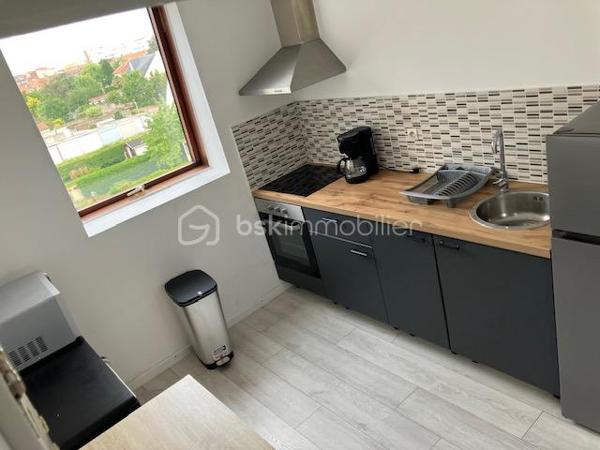 Cet IMMEUBLE est situé à CALAIS ( 62100 ) dans le quartier prisé du PETIT COURGAIN

Il est composé de 6 LOTS avec CAVETTES INDIVIDUELLES, et il vous assure des REVENUS STABLES.

Construit vers 1930, il est à proximité du CENTRE-VILLE, de la GARE, des COMMERCES, des ECOLES, de l'UNIVERSITE, du PORT, de la MAIRIE et des AXES RAPIDES ROCADE et A16. 
Le BUS est GRATUIT dans toute la ville et vers l'UNIVERSITE !

SA CONFIGURATION ACTUELLE :
- HALL avec descente vers les CAVETTES INDIVIDUELLES, une cave pour les compteurs et l'assainissement, un local poubelles.
- RDC :  1 APPARTEMENT T2 ( 44 m2 ) loué en NU + 1 APPARTEMENT T3 ( 62 m2 ) loué en courte durée.
- ETAGE 1 : 1 APPARTEMENT T2  ( 40 m2 ) loué en location de courte durée + 1 APPARTEMENT T4 ( 61 m2 ) loué en Colocation étudiante + courte durée.
- ETAGE 2 : 1 APPARTEMENT T2 ( 40 m2 ) loué en NU depuis plus de 20 ans + 1 APPARTEMENT T4 ( 61 m2 ) loué en Colocation étudiante + courte durée.

SES ASPECTS TECHNIQUES :
- Un HALL, CAGE D'ESCALIER BETON et BOIS, 6 CAVETTES INDIVIDUELLES, 1 CAVE TECHNIQUE, 1 LOCAL à POUBELLES
- Les MENUISERIES sont PVC DV volets roulants
- 7 COMPTEURS D'ELECTRICITE ( 6 pour les logements et 1 pour les communs ).
- 6 COMPTEURS D'EAU.
- Le CHAUFFAGE est individuel et électrique ( inertie )
- L'ASSAINISSEMENT TOUT à L'EGOUT est CONFORME.
- L'EAU CHAUDE est généré par des ballons électriques individuels.
- TOITURE EN BON ETAT
- L'ENSEMBLE DES APPARTEMENTS SONT EN PARFAIT ETAT ( TOUT EST COMME NEUF ). 
- UN GRAND COMBLE EST ENCORE AMENAGEABLE ( env. 50 m2 )

LES NOTIONS ECONOMIQUES :
- L'immeuble est géré en direct, avec une conciergerie assurant les entrées/sorties et l'entretien.
- Les logements sont loués. 
- LOYERS NETS ANNUELS : 5080 + 5040 + 13500 + 14000 + 12960 + 12600 = 63180 ( 10,53 % brut revenus 2025 )
- CHARGES de GESTION et CONSOMMATIONS 5500 / an
- TAXE FONCIERE 4417 /an.
- Les locataires ( des colocations ) sont des ETUDIANTS de L'UNIVERSITE ( elle est à 500 mètres et compte 2800 élèves ) sur des sessions de formation longue 24 mois ( ils ont tous des GARANTS ou une assurance VISALE ). Pour le rdc et les vacances scolaires, il s'agit de personnes en déplacement professionnel ( Gros chantiers dans la région ), ou touristique ( CALAIS BEACH et son DRAGON ).
- Les locataires des logements " NU ", sont en place depuis de nombreuses années et souhaitent rester.

TOUT EST EN PLACE...QUE VOULEZ-VOUS DE PLUS ?

6 VIDEOS SONT DISPONIBLES par WhatsApp !

Comme vous êtes un INVESTISSEUR DYNAMIQUE et que vous aimez les BONNES AFFAIRES...JE SAIS QUE VOUS ALLEZ M'APPELER !
Gilles O6 3O 89 OO O8

Je vous invite à visiter mon site : BSK gilles fourrier, à consommer sans modération.
Pour nos investisseurs qualifiés, nous sommes en recherche de biens immobiliers locatifs à Vendre sur l'ensemble du Littoral.
N'hésitez pas à nous demander une ESTIMATION de VOTRE IMMEUBLE...ELLE VOUS SERA OFFERTE !
Je suis à votre disposition,  pour vous présenter la qualité et la puissance de nos actions commerciales,  qui transforment nos VENTES,  en de très BELLES REUSSITES
IMMOBILIERES