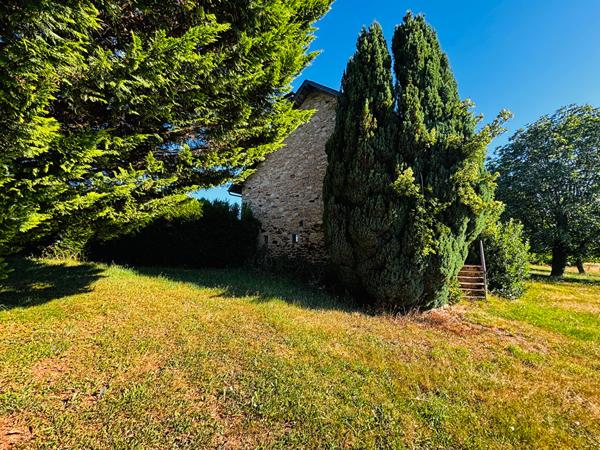À vendre Chamboulive propriété en pierre, à proximité de Seilhac.