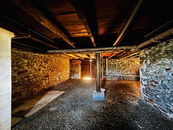 À vendre Chamboulive propriété en pierre, à proximité de Seilhac.