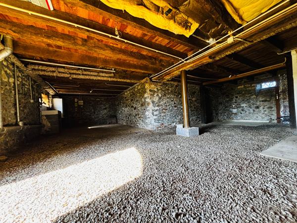 À vendre Chamboulive propriété en pierre, à proximité de Seilhac.