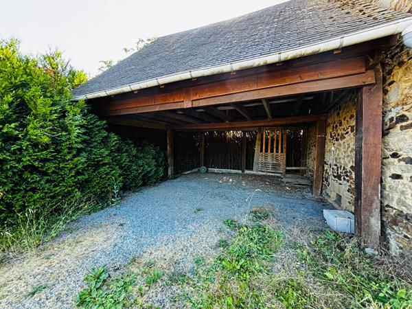À vendre Chamboulive propriété en pierre, à proximité de Seilhac.