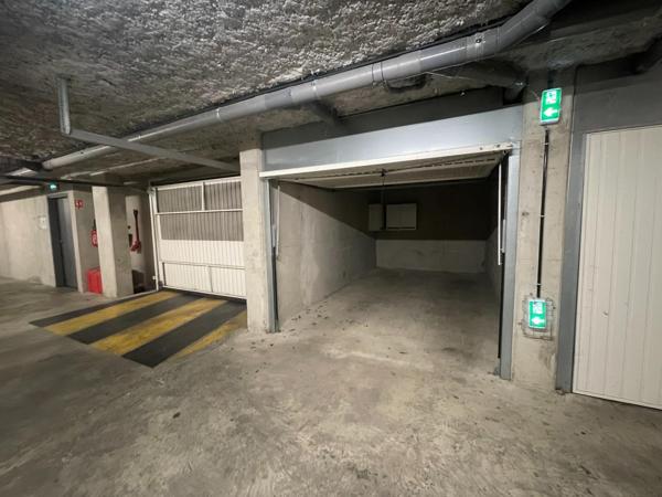 GARAGE FERME EN SOUS SOL
