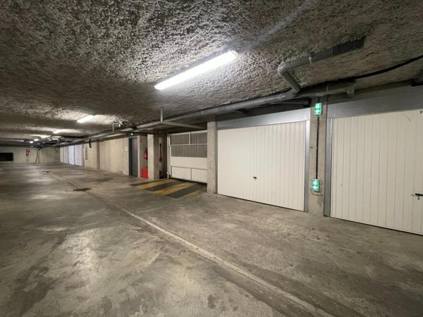 GARAGE FERME EN SOUS SOL