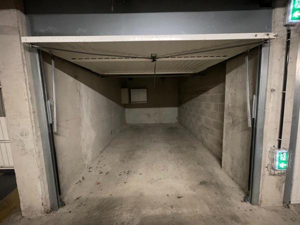 GARAGE FERME EN SOUS SOL