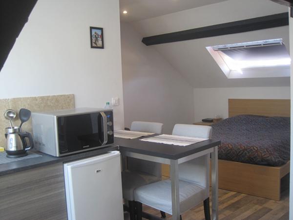 A LOUER STUDIO  MEUBLE PROCHE CENTRE VILLE ET ECOLES A ST QUENTIN 02100