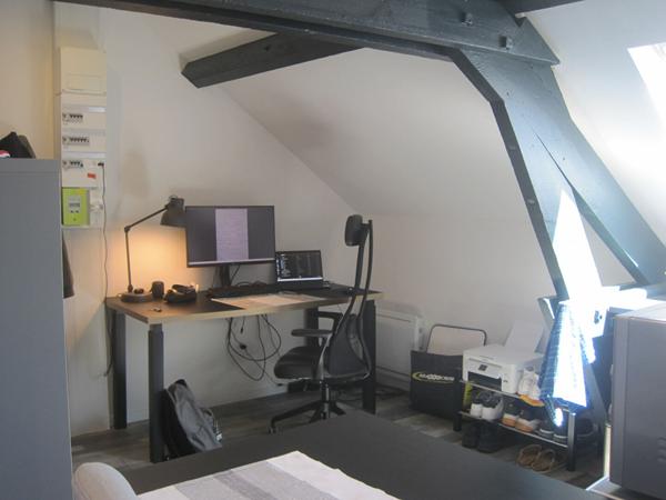 A LOUER STUDIO  MEUBLE PROCHE CENTRE VILLE ET ECOLES A ST QUENTIN 02100