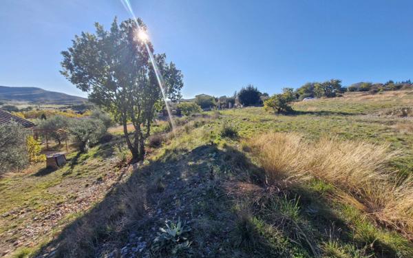 Terrain à vendre    Ongles