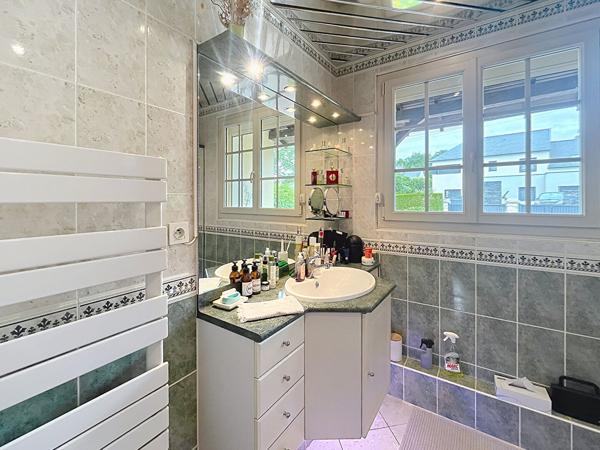Maison à vendre à Juigné sur Loire de 120m² avec vie de plain-pied et joli terrain clos et paysagé avec garage fermé