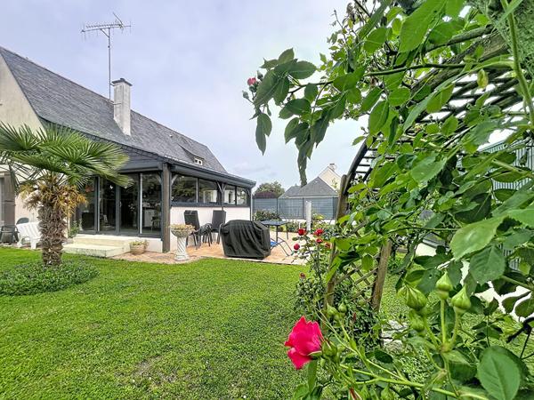 Maison à vendre à Juigné sur Loire de 120m² avec vie de plain-pied et joli terrain clos et paysagé avec garage fermé
